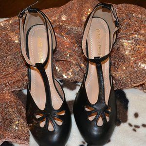 Chase + Chloe size 10 Black Kimmy T-strap heels